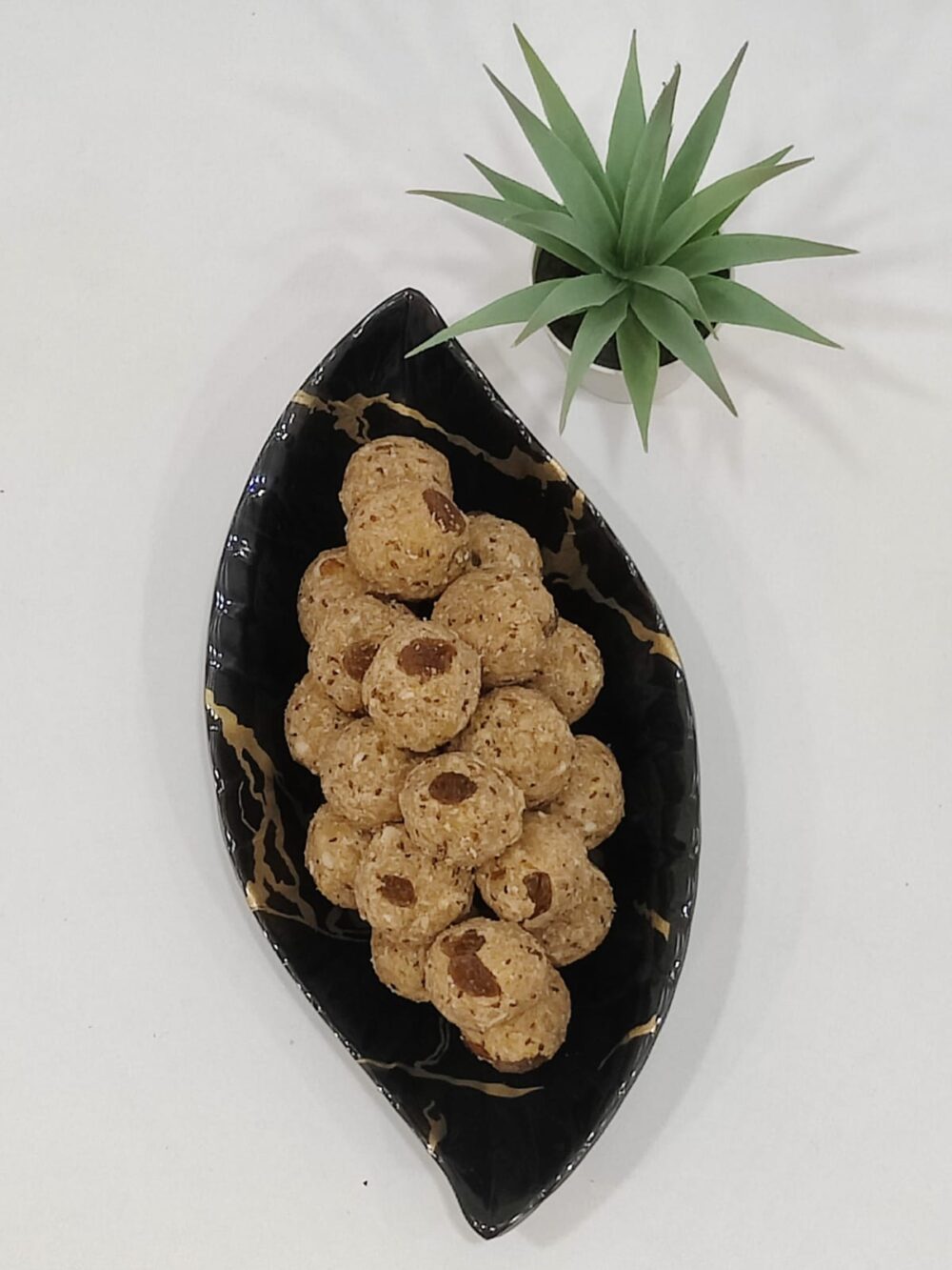 Methi Gond Ladoos - Image 2